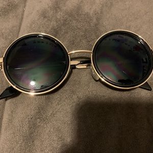 Round gold rim sunglasses